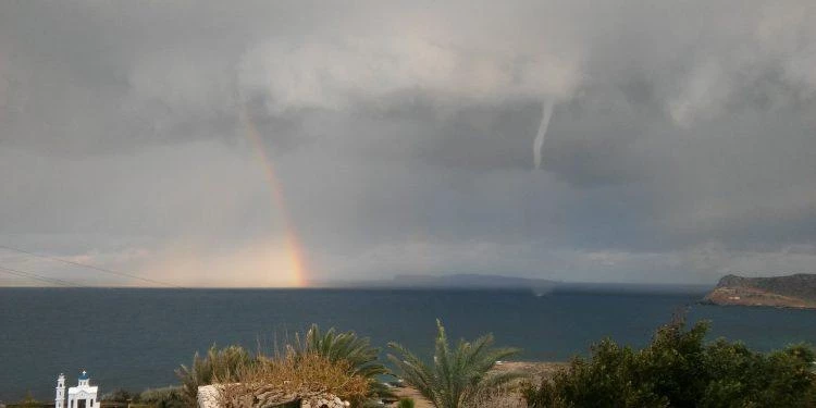 Εντυπωσιακό θέαμα στη Σητεία: Υδροστρόβιλος, ουράνιο τόξο και χαλάζι ταυτόχρονα